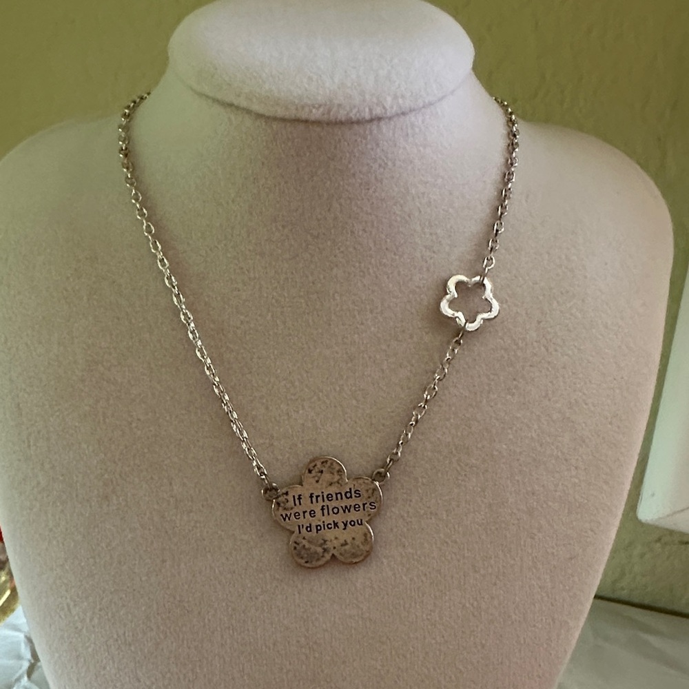 Chic Silver Flower Pendant Necklace